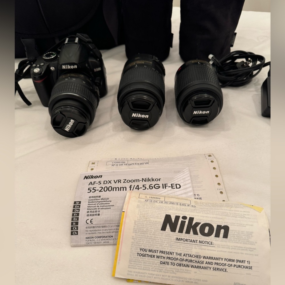 Nikon D3000 AF-S DX Digital VR Camera with 3 zoom lenses